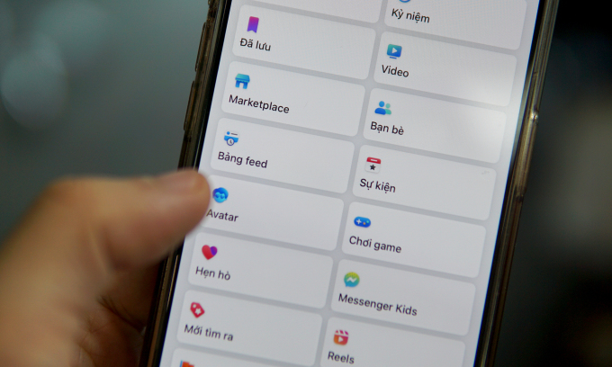 Vì sao bảng tin Facebook hiển thị nội dung từ người lạ?